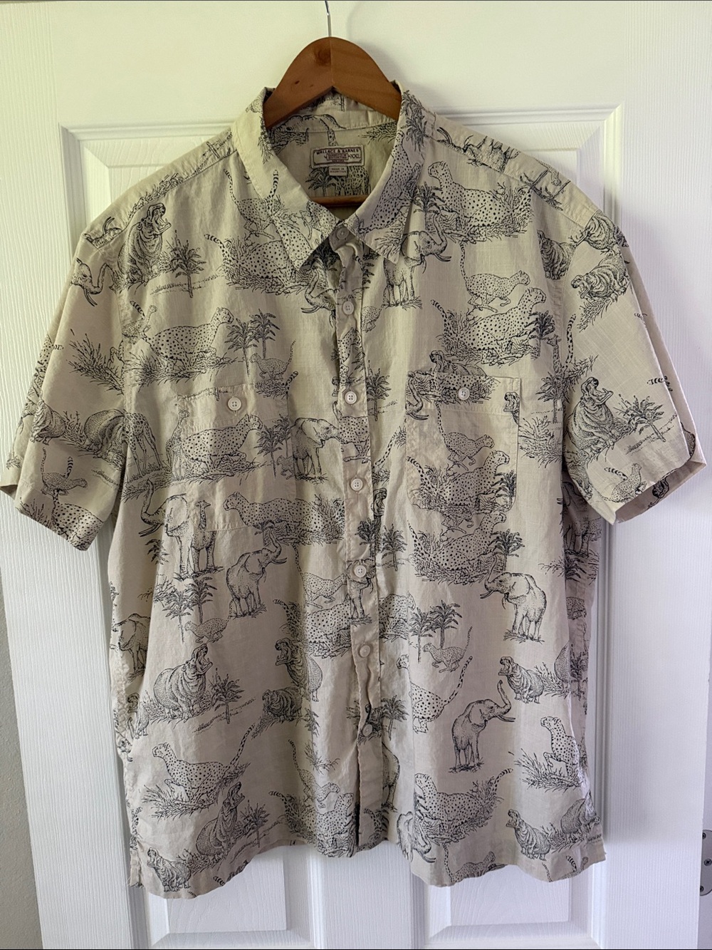 Wallace and BarneMen's Short-Sleeve Button-Up Shirt in Beige with Wildlife Print